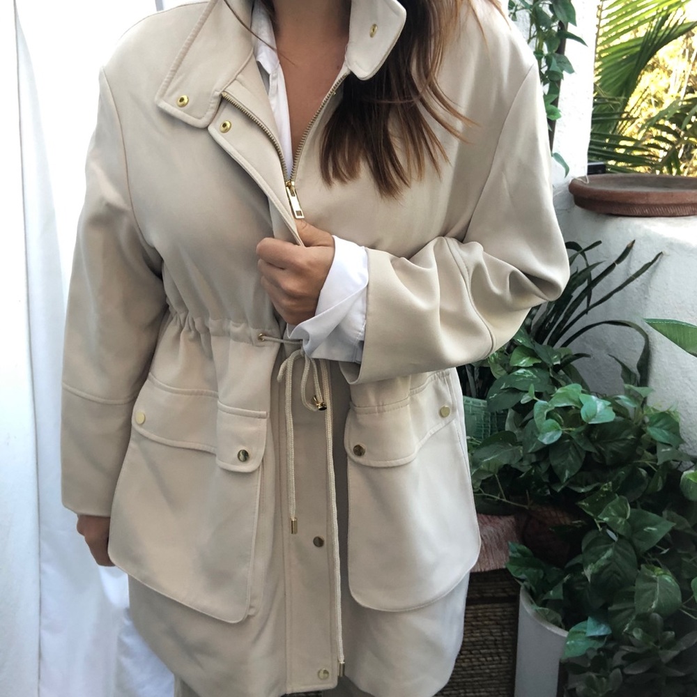Like new trench coat with boujie gold detailing